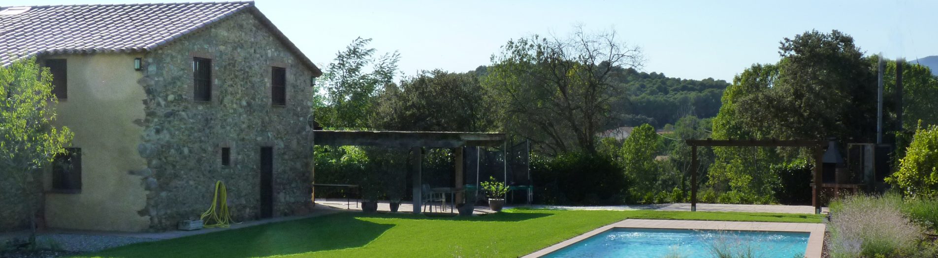Jardín y piscina en una masia en el Vallès